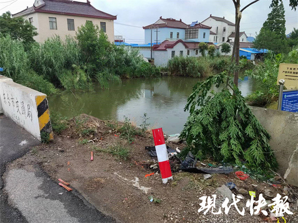美团里借钱靠谱吗越野车坠河多人被困，4位村民大叔破窗接龙救人