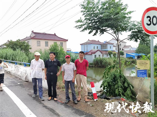 美团里借钱靠谱吗越野车坠河多人被困，4位村民大叔破窗接龙救人
